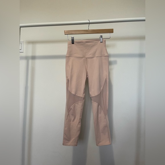 Alo yoga, brand favourite to celebrities as seen on Taylor Swift - Picture 2 of 3